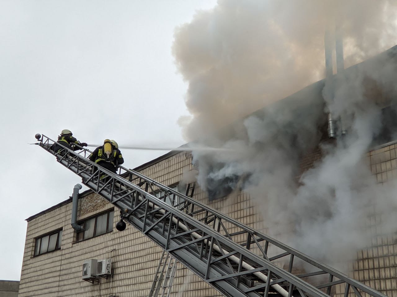 Пожежу на складах у Києві ліквідували. Проводилася евакуація